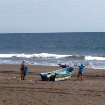 Pêcheurs sur la plage de Monterrico